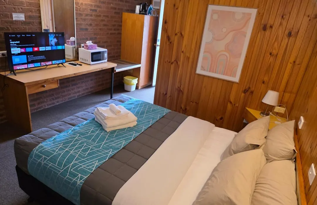 Country Roads Motor Inn-1