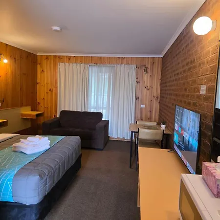 Country Roads Motor Inn-2